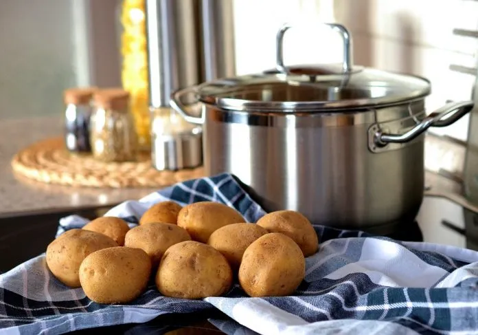 mesa con papas para hacer una receta