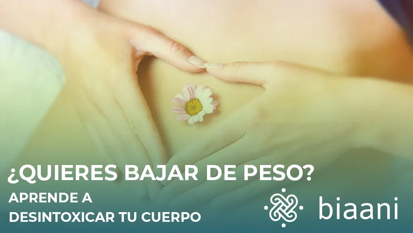 Persona sosteniendo una cinta métrica sobre su abdomen, representando el proceso de bajar de peso de forma saludable.