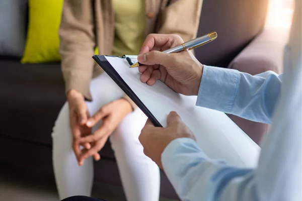 Consulta médica integrativa: profesional de salud brindando atención a paciente en consulta médica