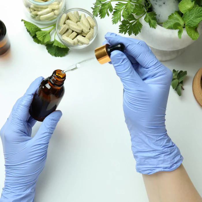 Consulta médica integrativa: profesional de salud brindando atención a paciente en entorno clínico