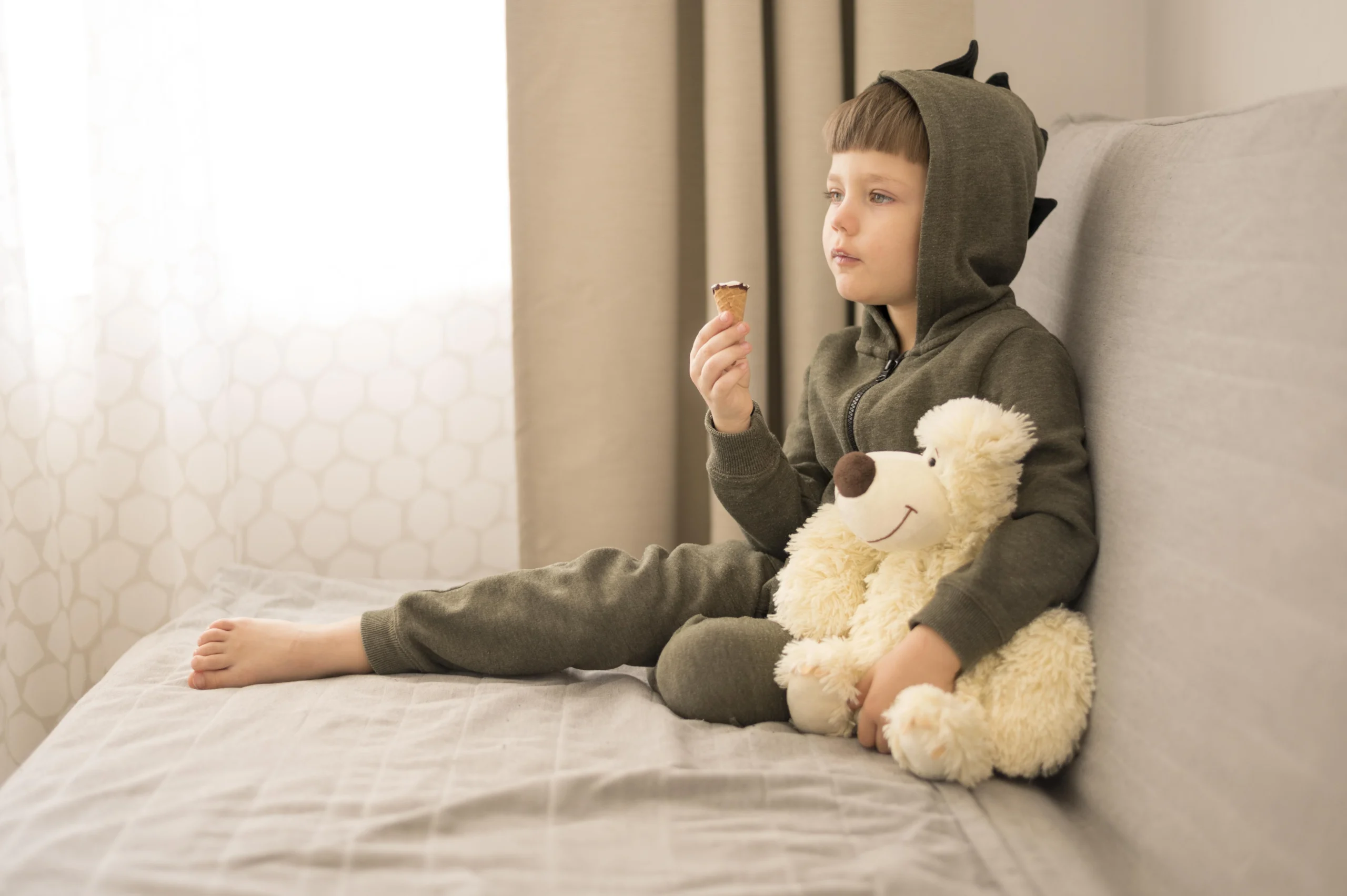 Niño pequeño con oso Tedy.