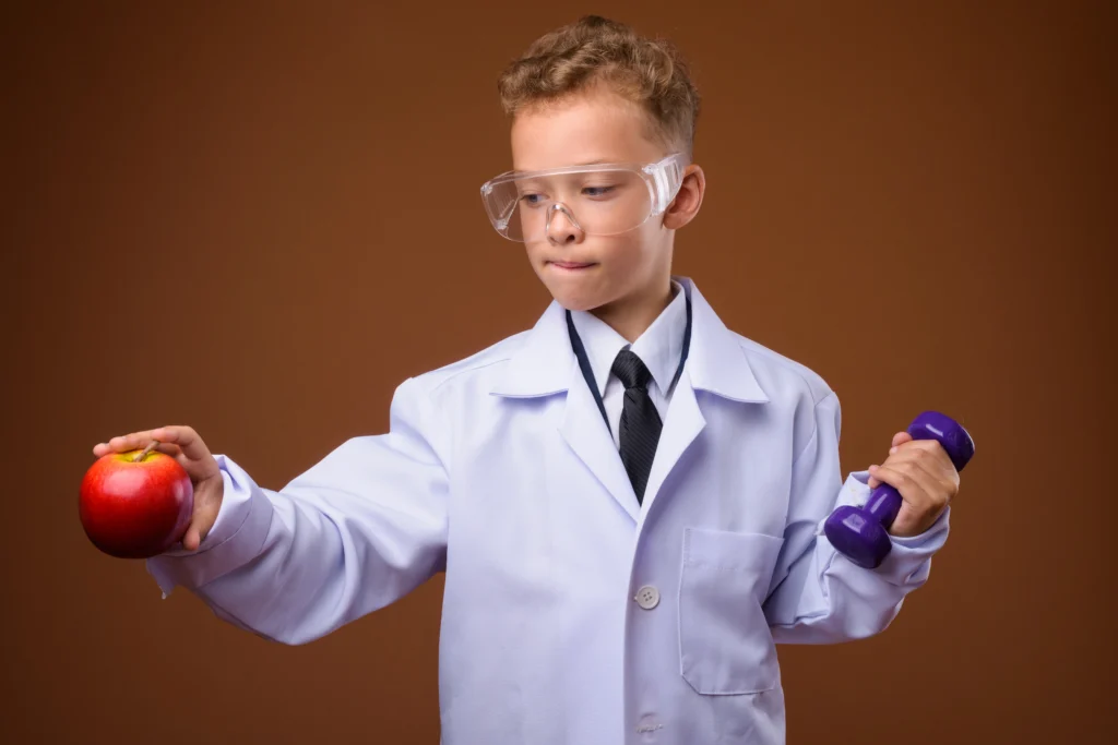 Niño vestido con una bata de laboratorio.