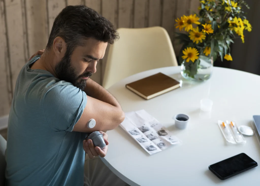 Hombre enfermo instalando un dispositivo sobre su cuerpo.
