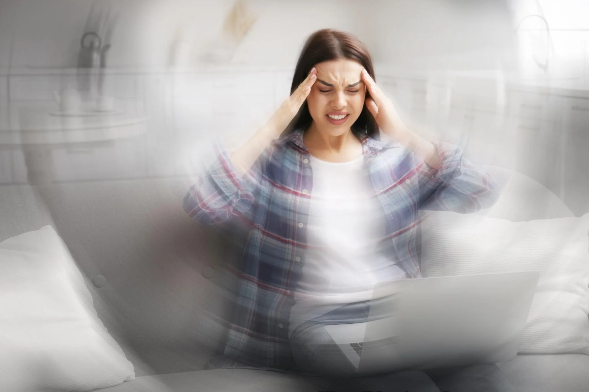 Mujer que sufre un ataque debido a su salud mental.