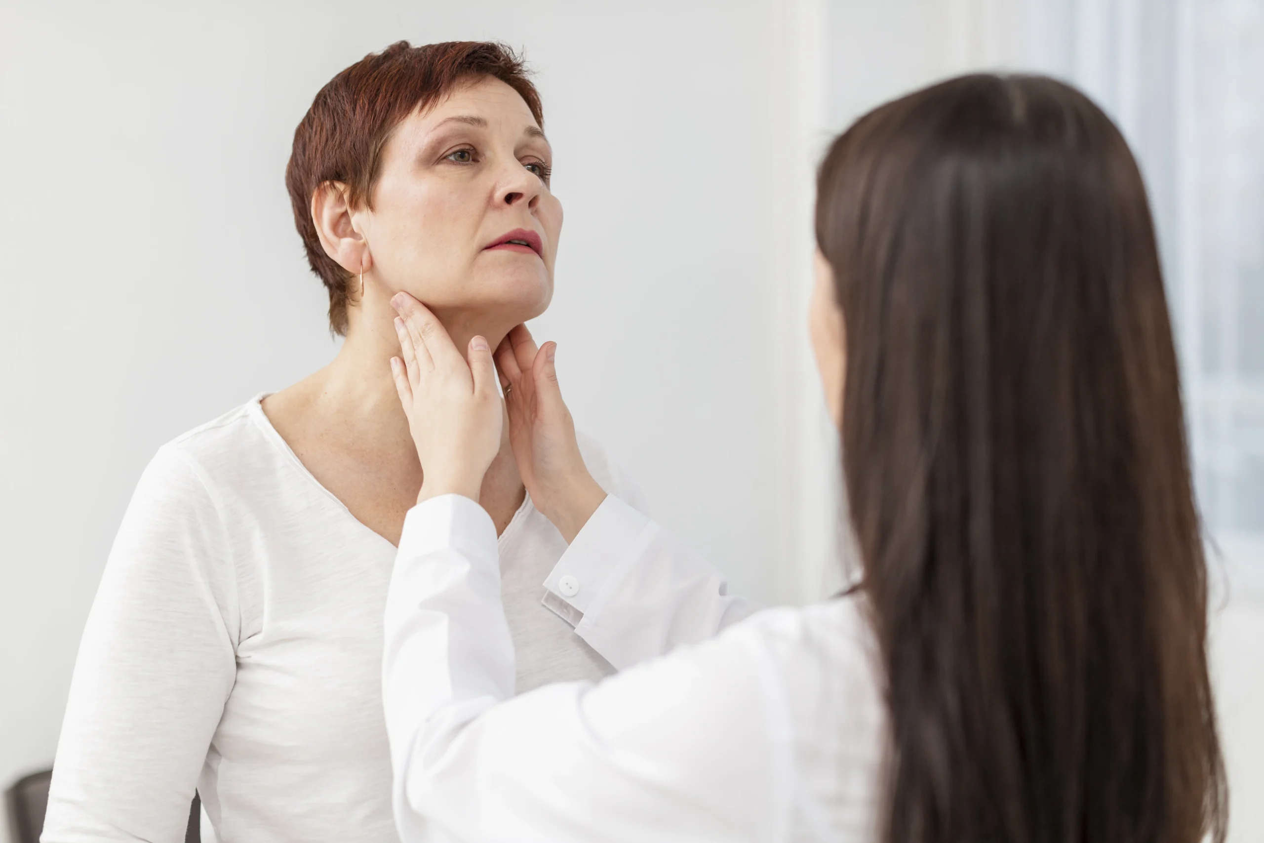 Mujer revisa ganglios linfáticos posterior a revisión epigenética.